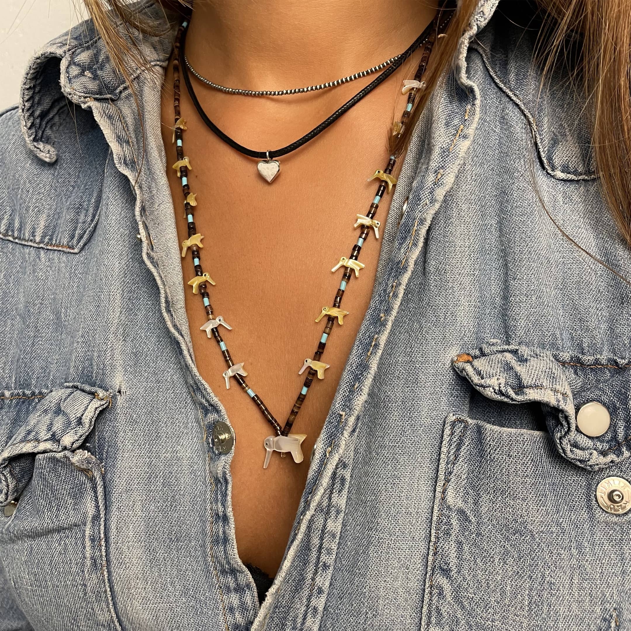Collier Fétiches, animaux Colibri sculptés en Nacre, fermoir en argent. | Harpo Paris