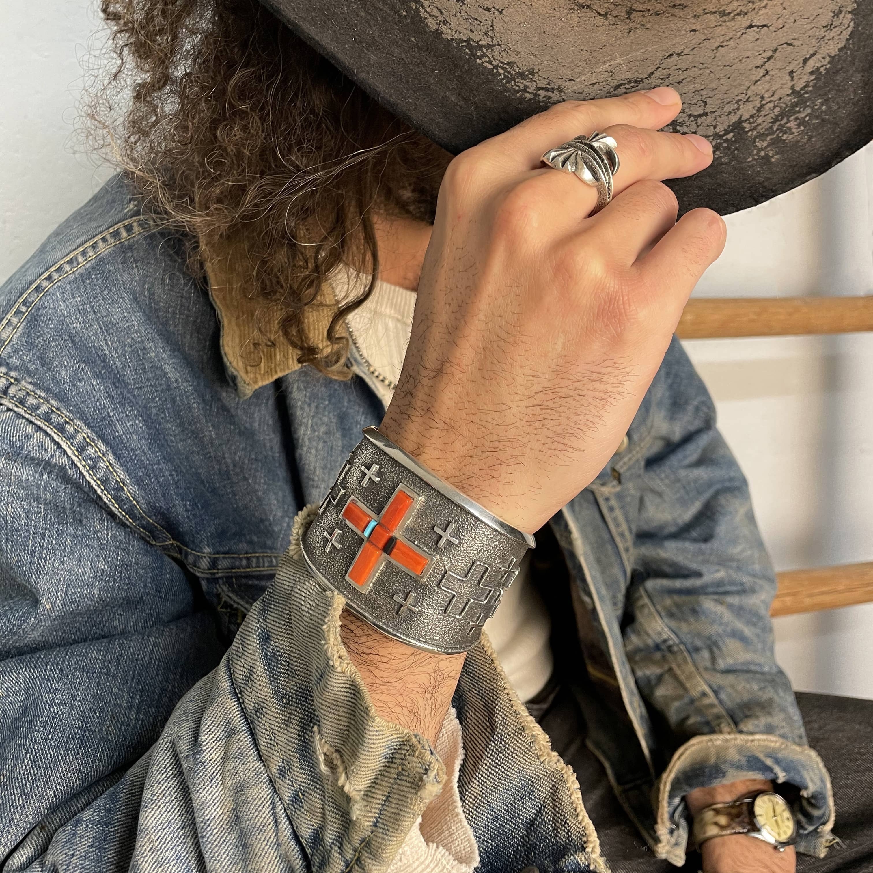 Bracelet manchette Navajo serti d'une croix en corail, MIS37 - Harpo Paris