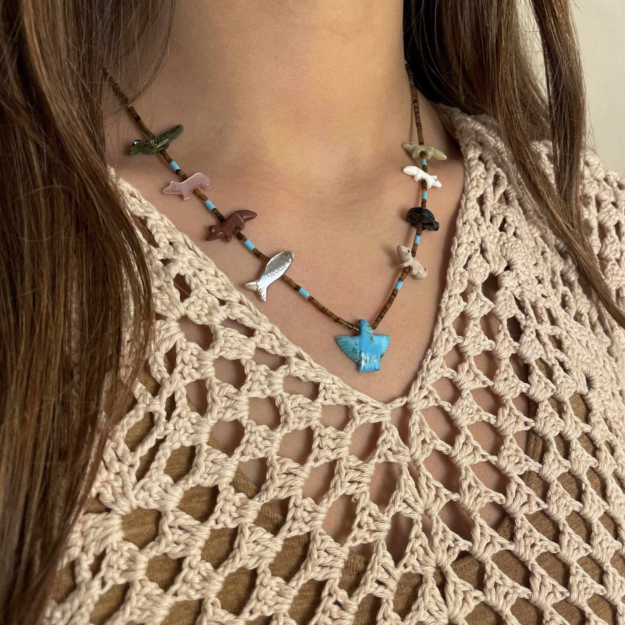 Collier Fétiches, animaux scupltés en Multi-pierres, fermoir en argent. | Harpo Paris