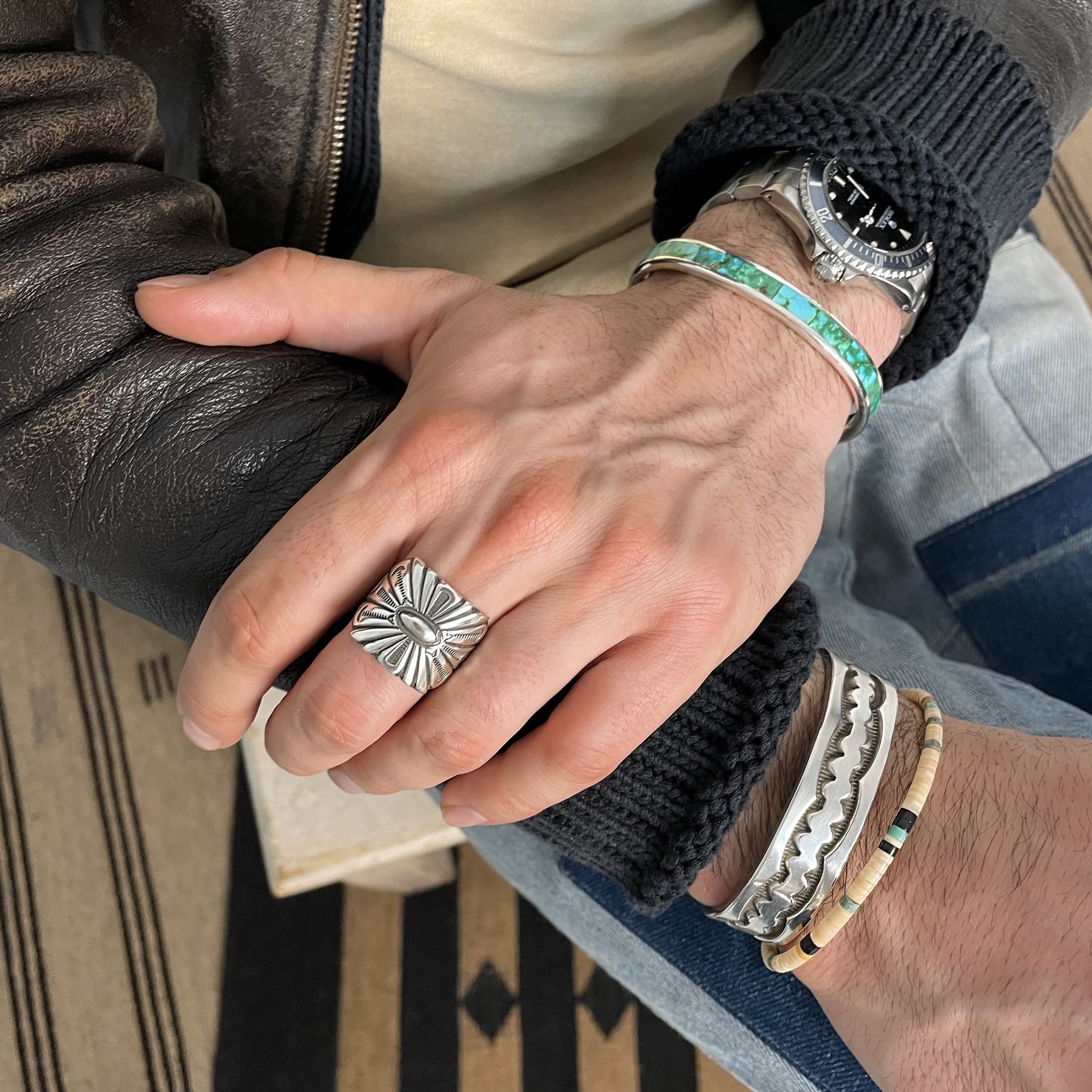 Large bague Navajo en argent estampé et oxydé, BA979 - Harpo Paris
