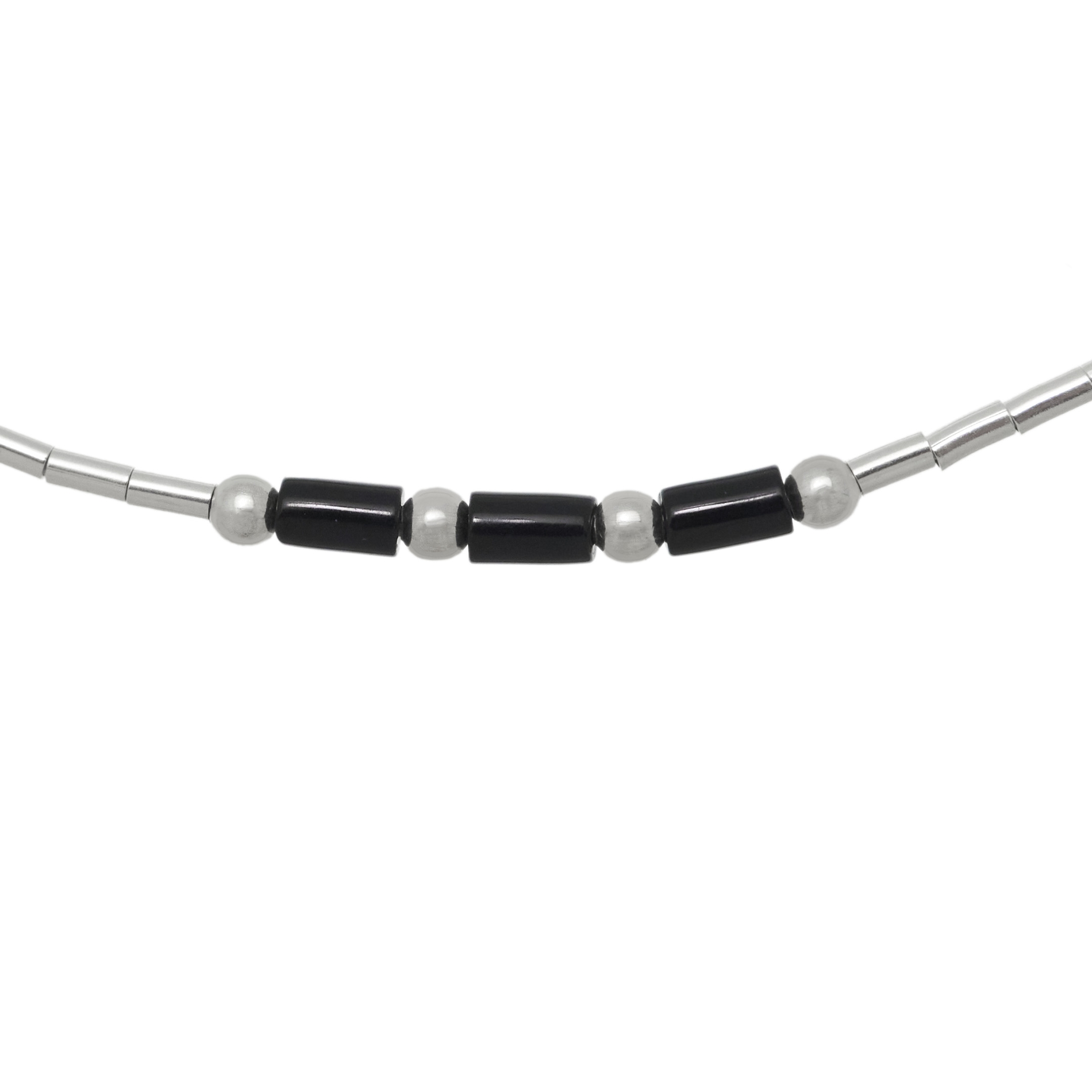 Collier ras du cou amérindien en perles Hesihi en argent et de pierres mix. Harpo Paris