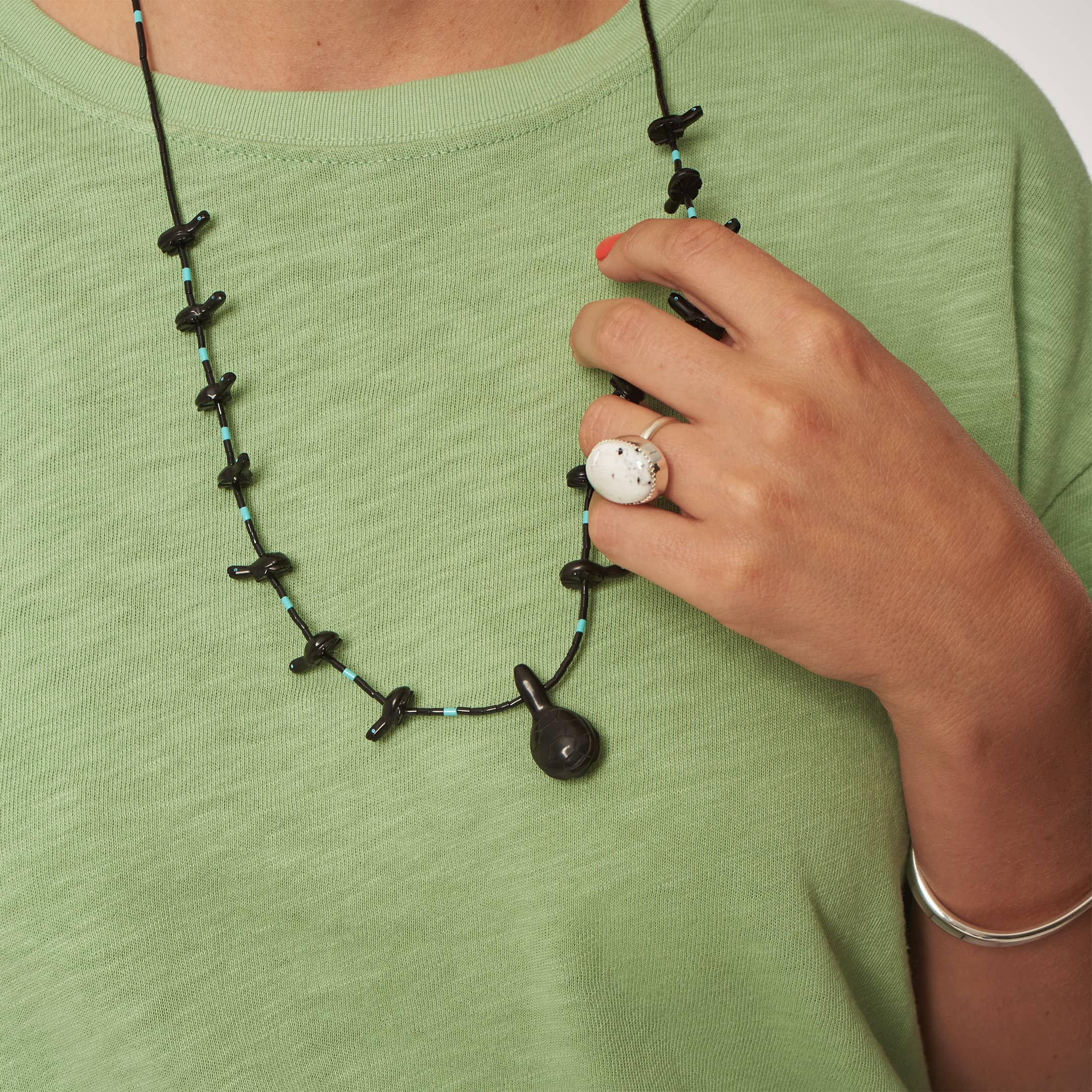 Collier Fétiche tortues sur un rang de perles Heishi, COFEw28 - Harpo Paris