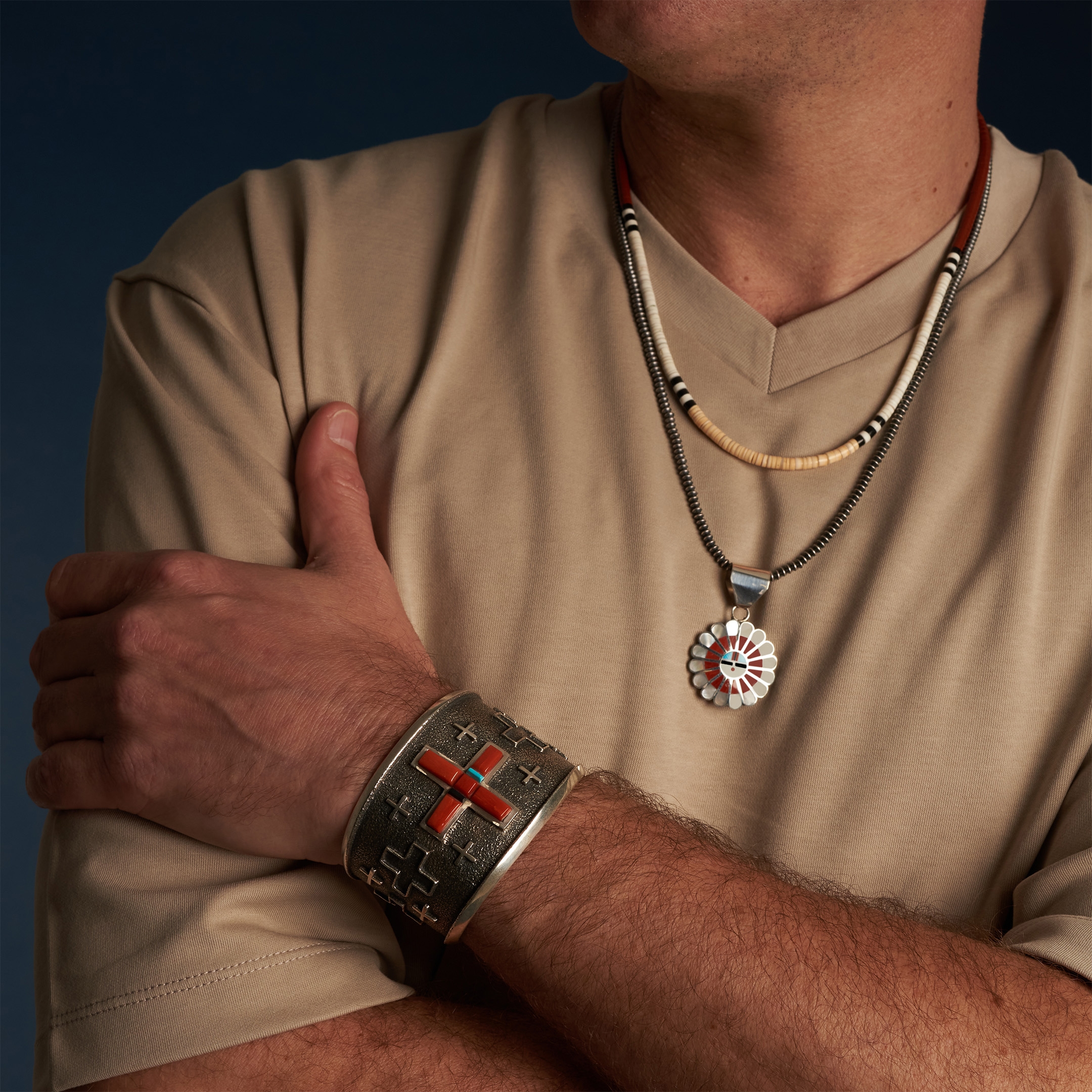 Bracelet manchette Navajo serti d'une croix en corail, MIS37 - Harpo Paris