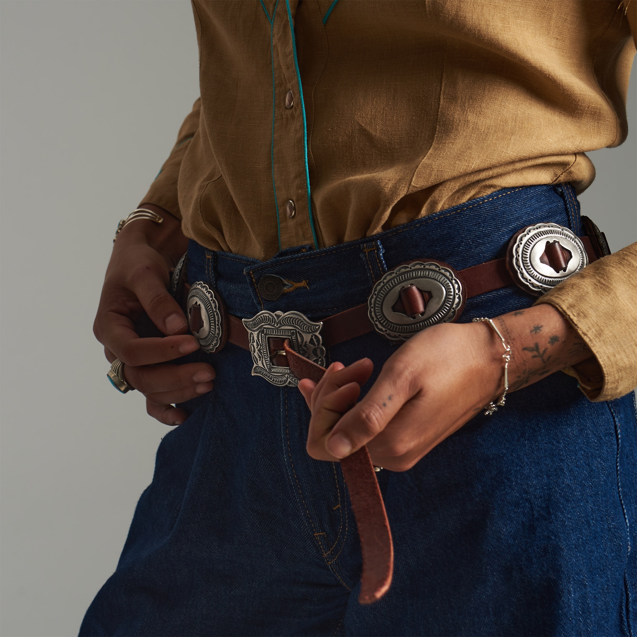 CC22 concho belt mat silver and leather - Harpo Paris