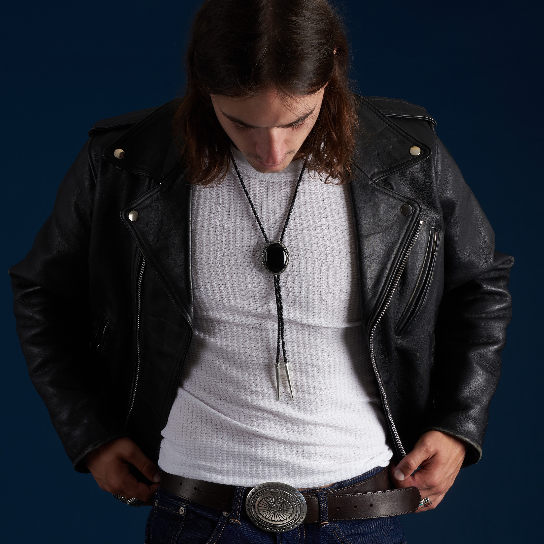 Bolo tie Navajo Onyx sur argent et lacet tressé, pointes argent. | Harpo Paris