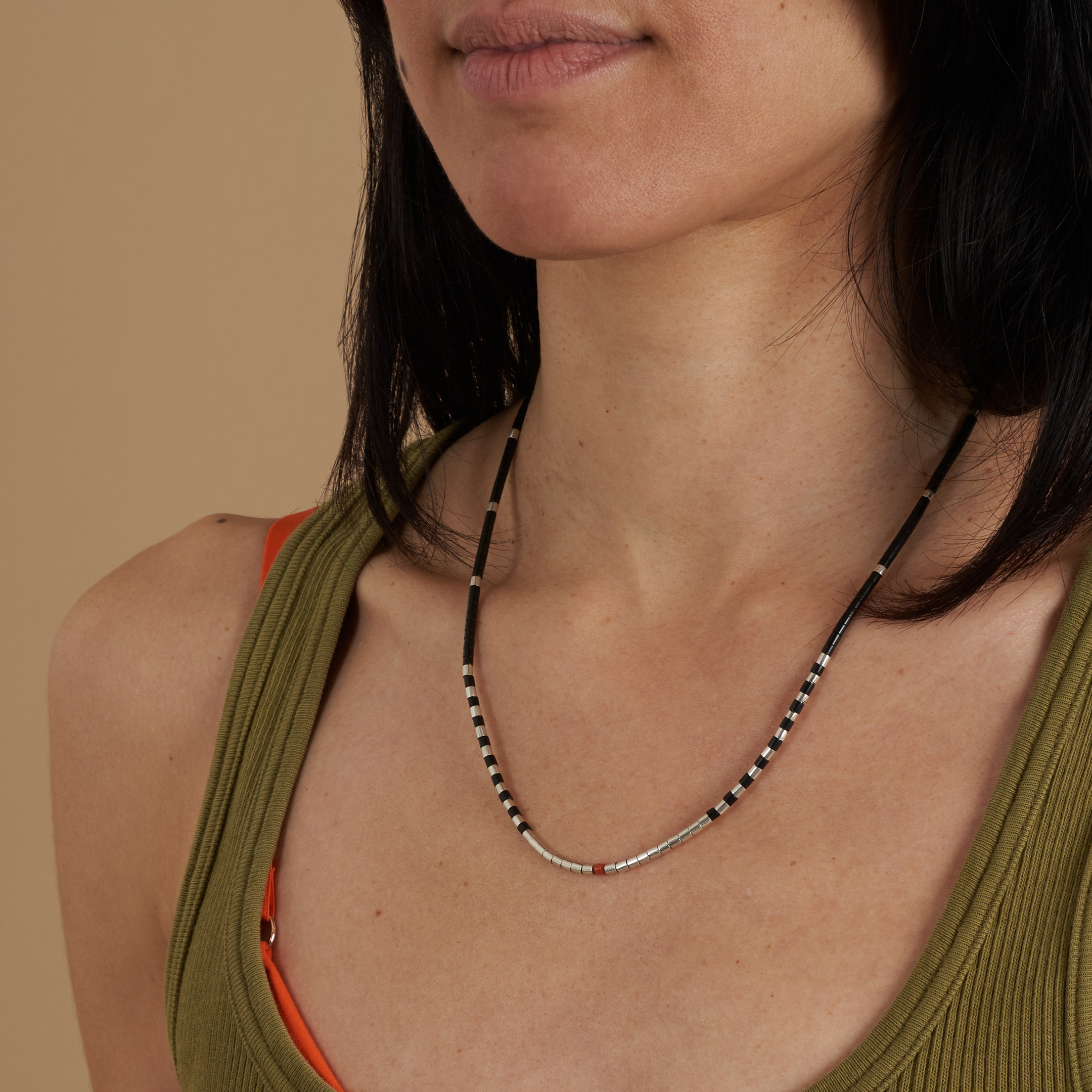 Collier Pueblo en perles heishi de jais et argent CO276 - Harpo Paris