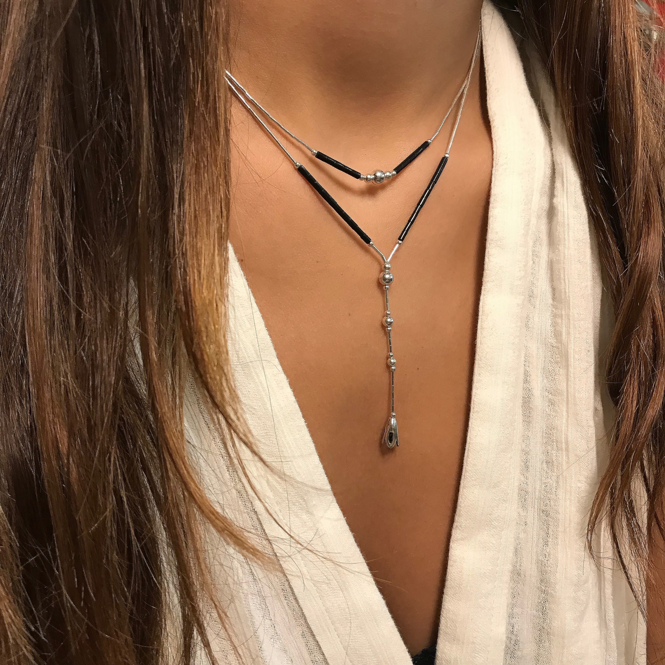 Collier amérindien Liquid silver composé de 2 rangs de perles Heishi. Harpo Paris