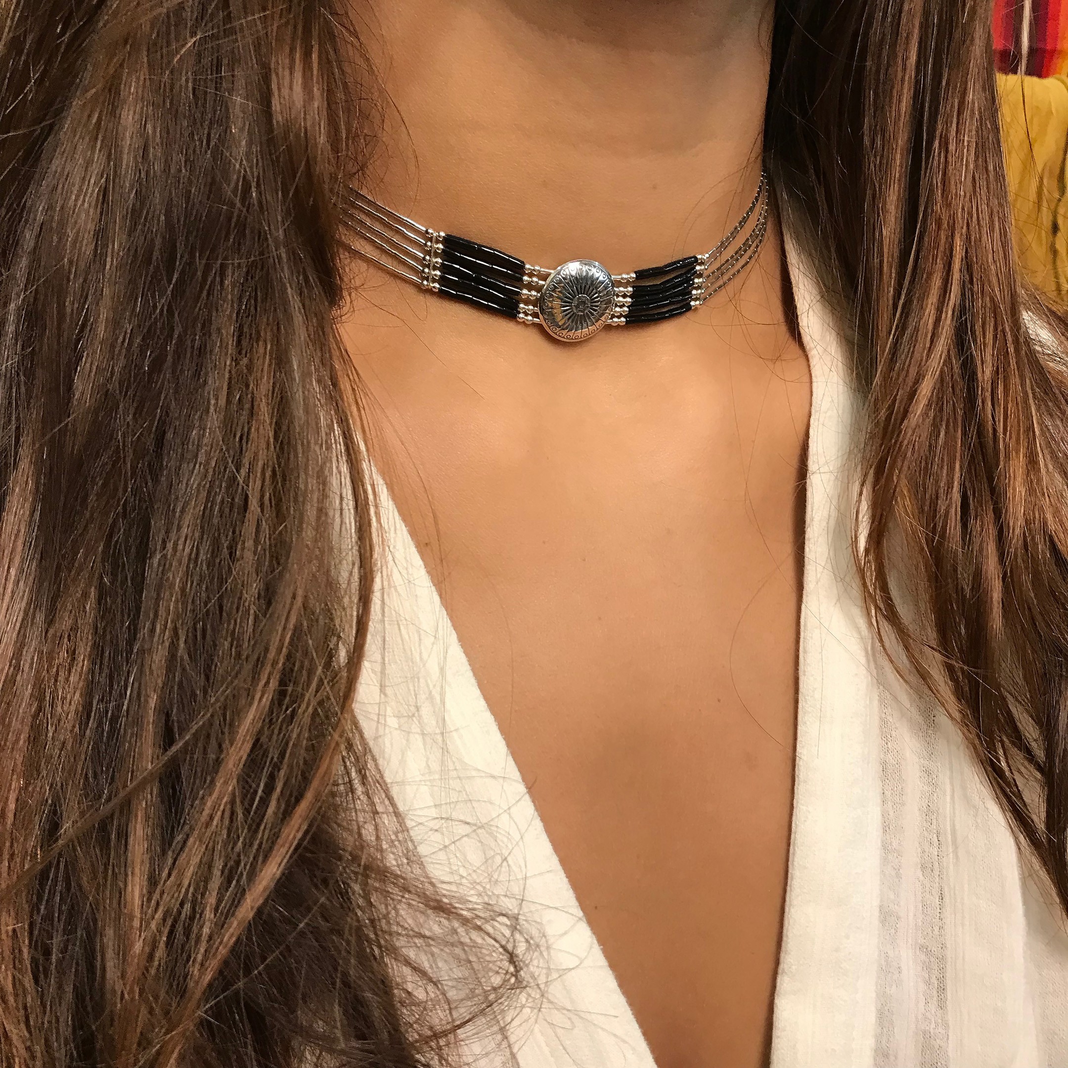 Collier amérindien concho ras du cou à 5 rangs de perles Heishi. Harpo Paris
