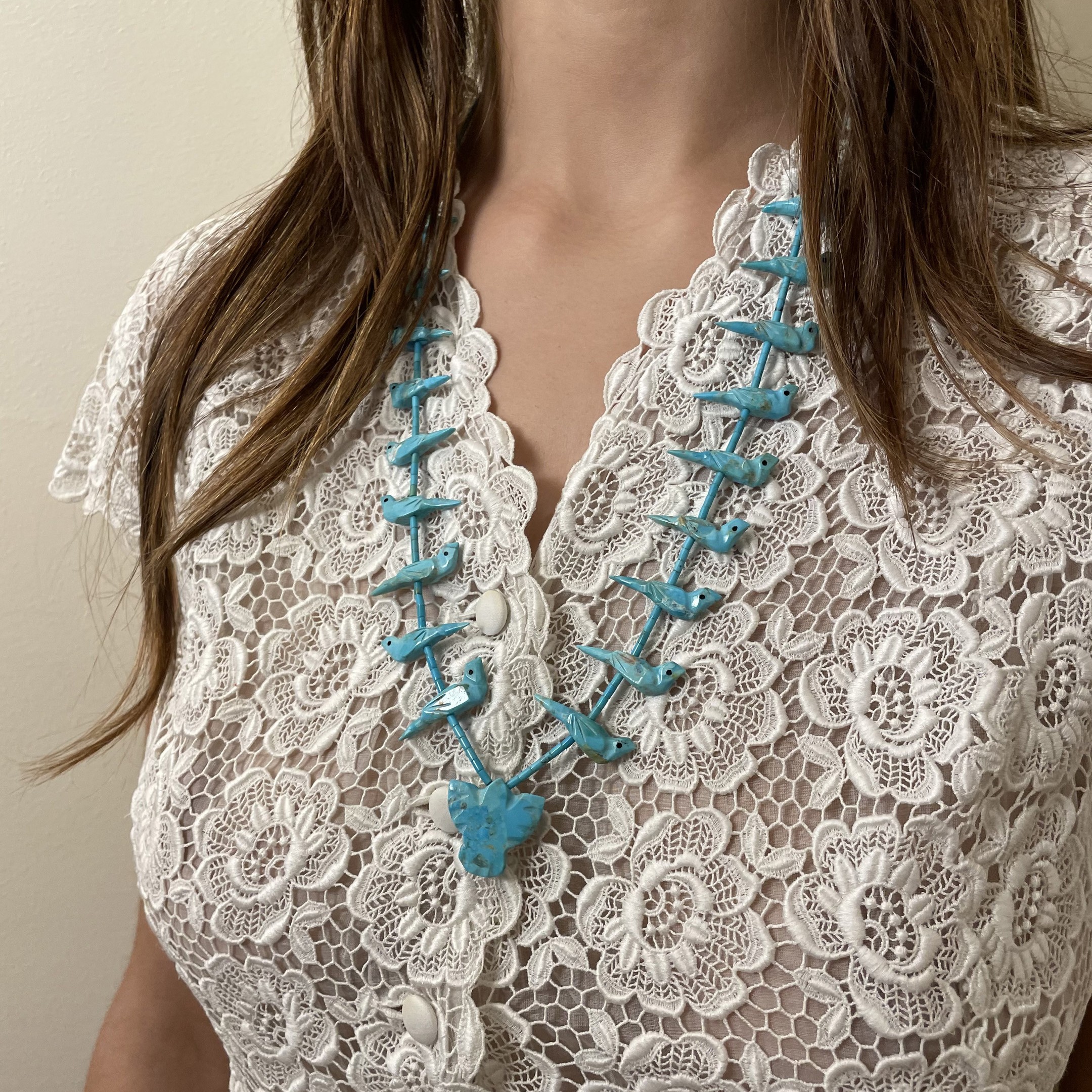 Zuni fetishes necklace, stone carved animals (turquoises, pipestone, serpentinite...), silver clasp. | Harpo Paris