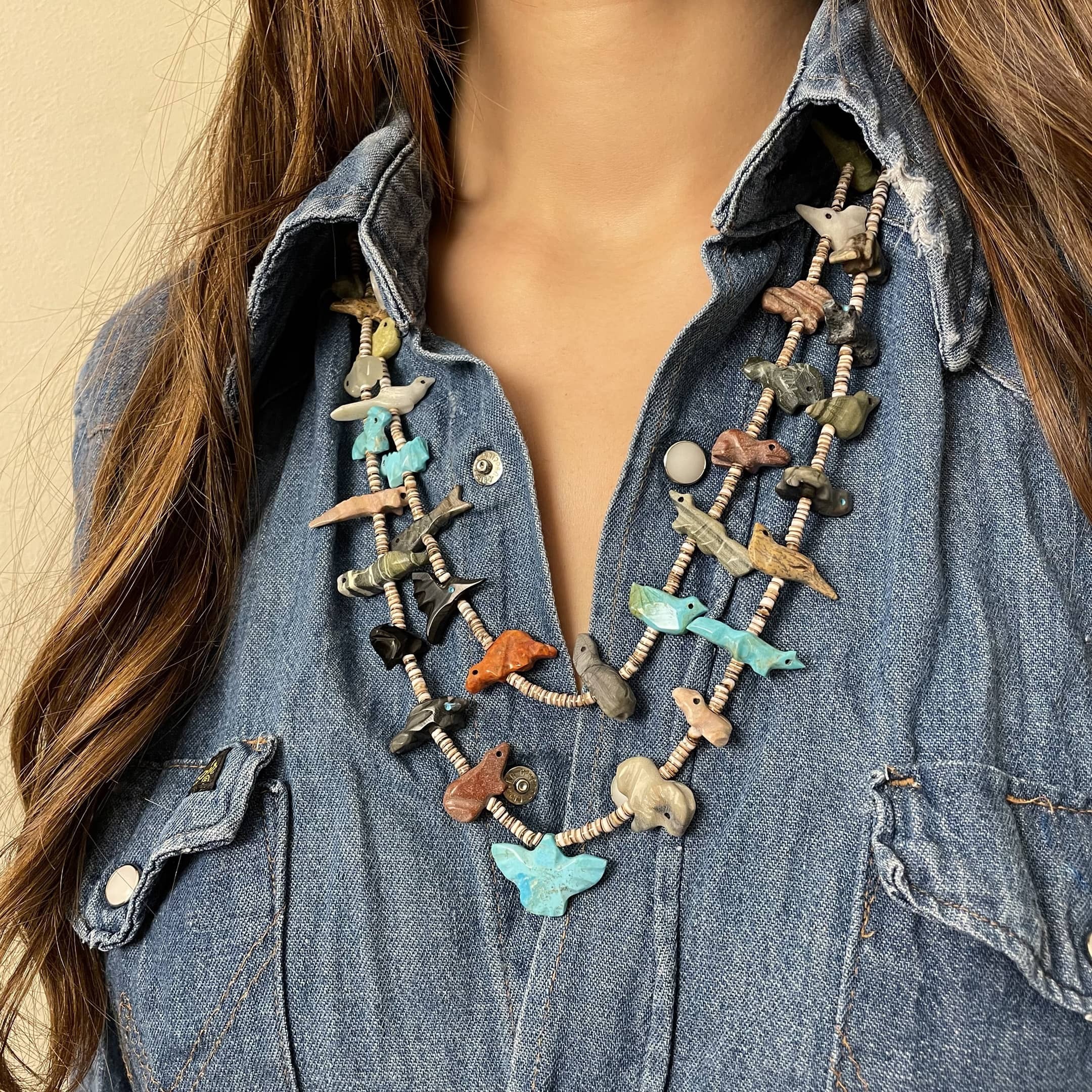 Collier fétiches 2 rangs, animaux scupltés en pierres, fermoir en argent | Harpo Paris
