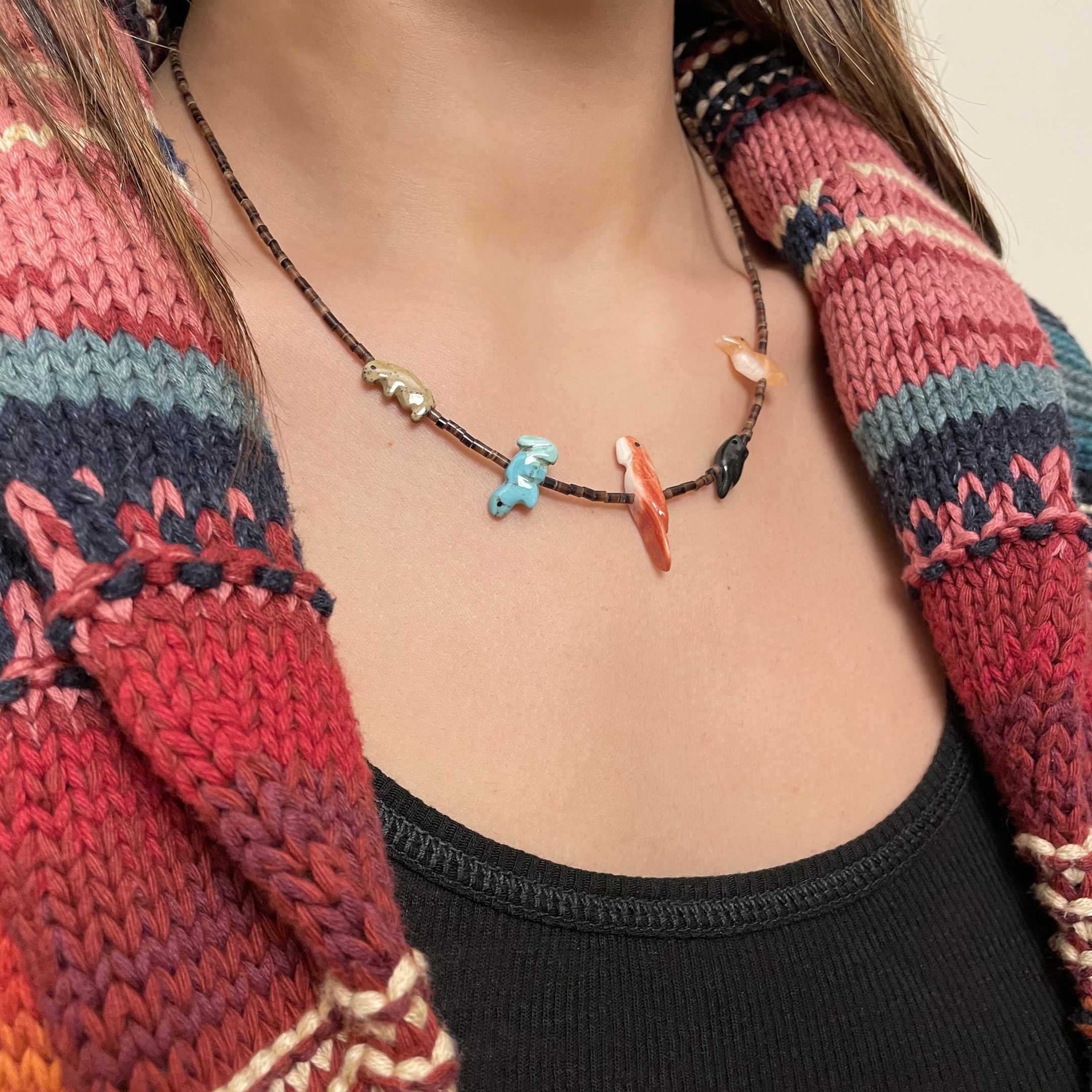 Collier Fétiches, animaux scupltés en pierres, fermoir en argent. | Harpo Paris
