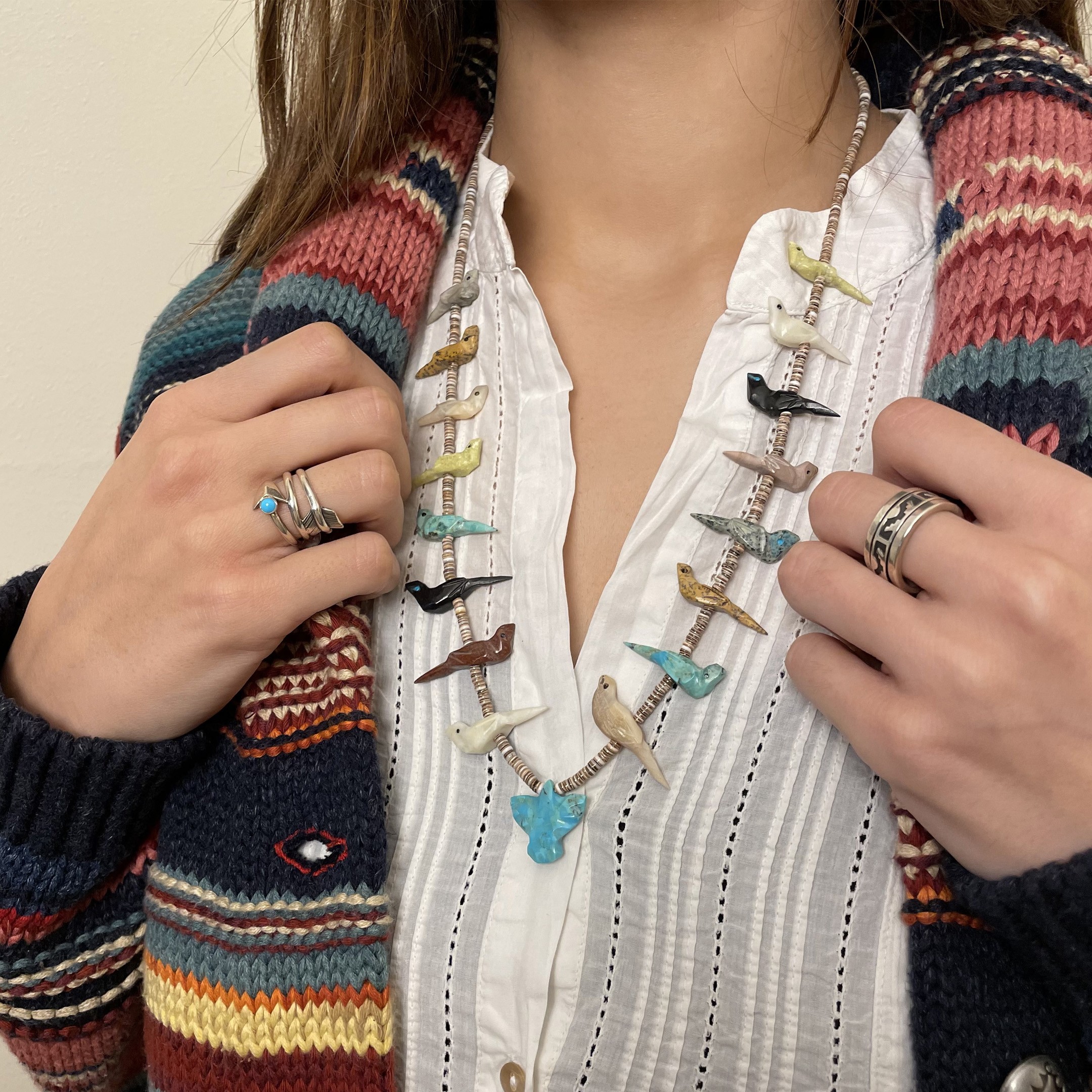 Collier fétiches, oiseaux scupltés en pierres (turquoises, catlinite, serpentine...), fermoir en argent. | Harpo Paris