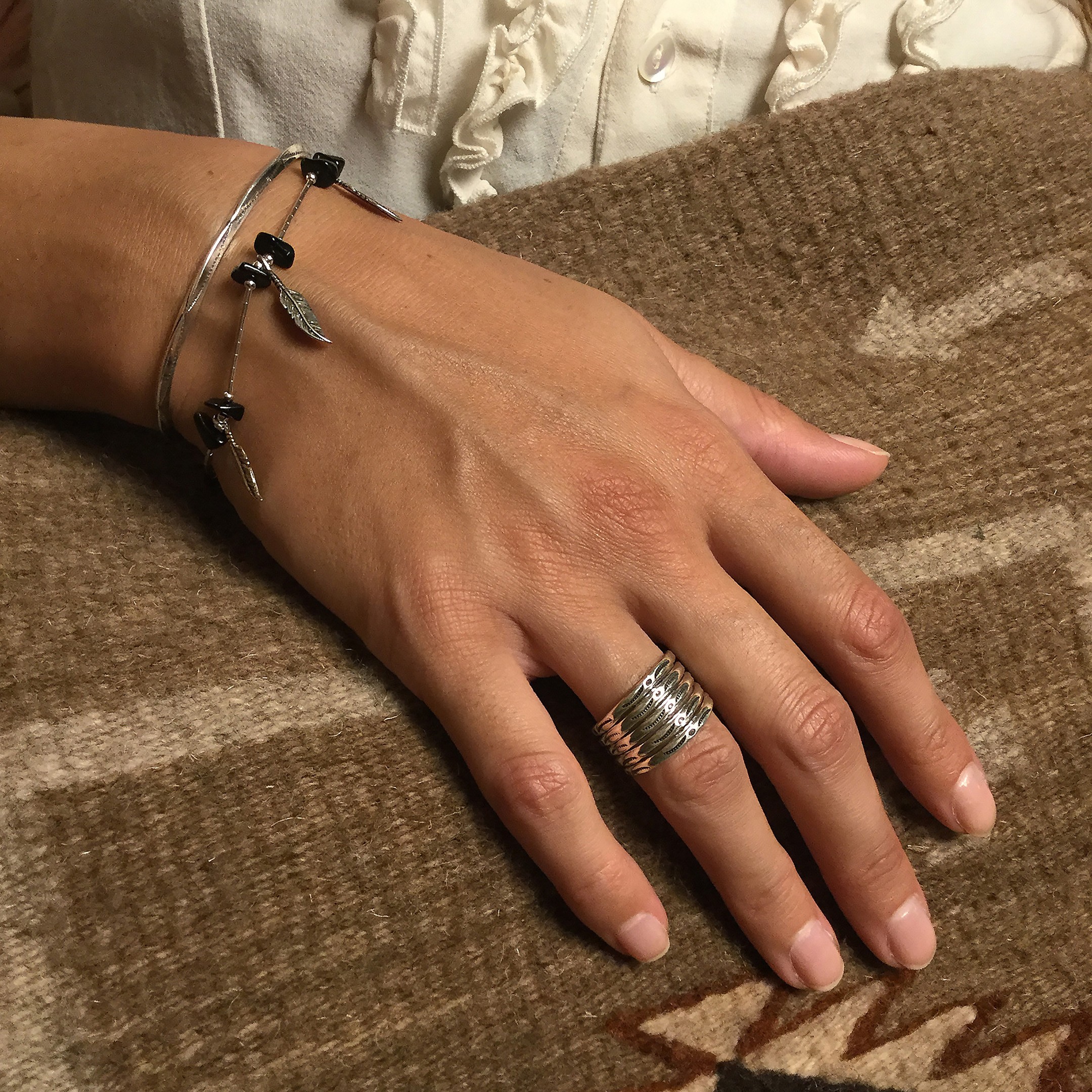 Bracelet amerindien plumes. Harpo Paris