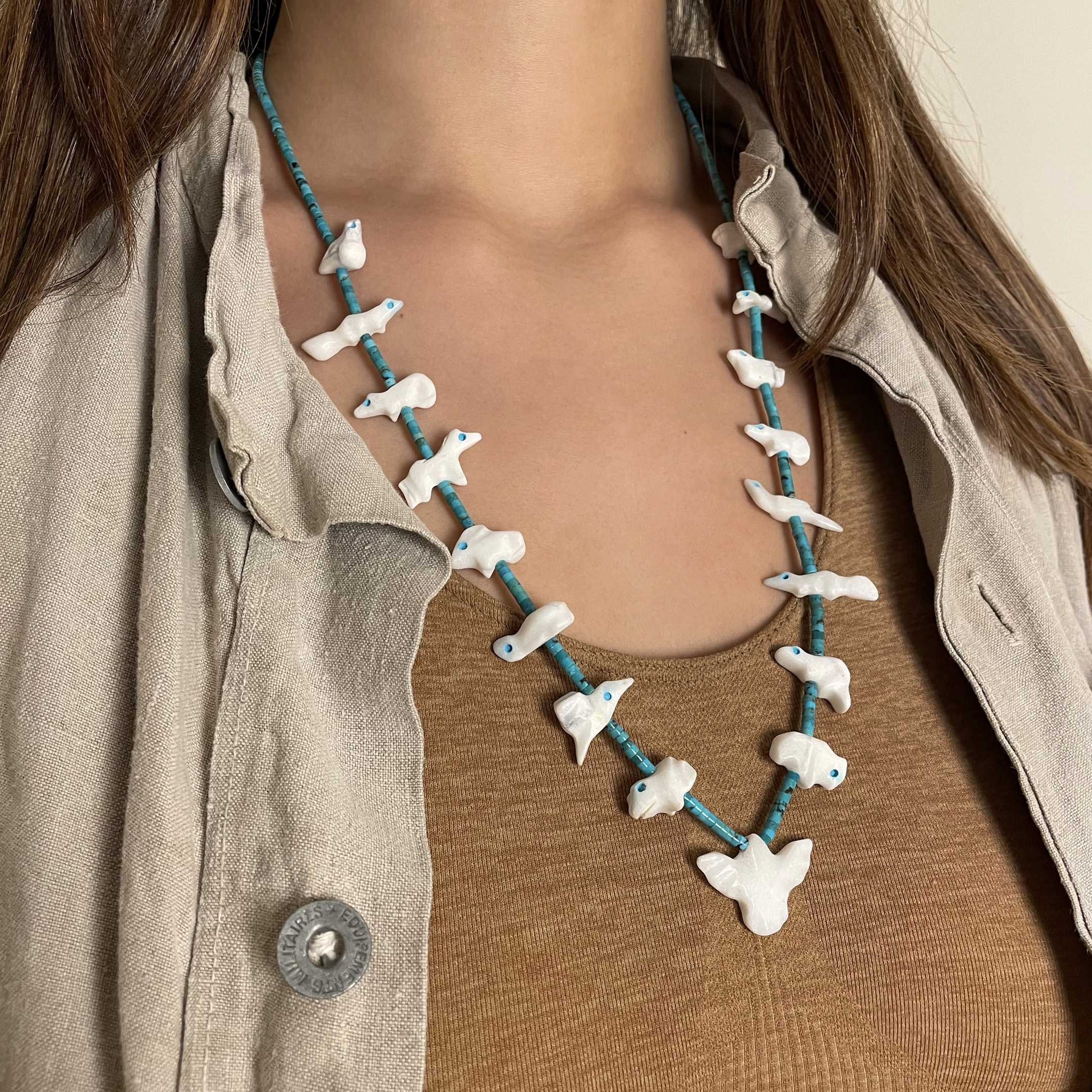 Collier Fétiches filé sur un rang de perles Heishi en turquoise