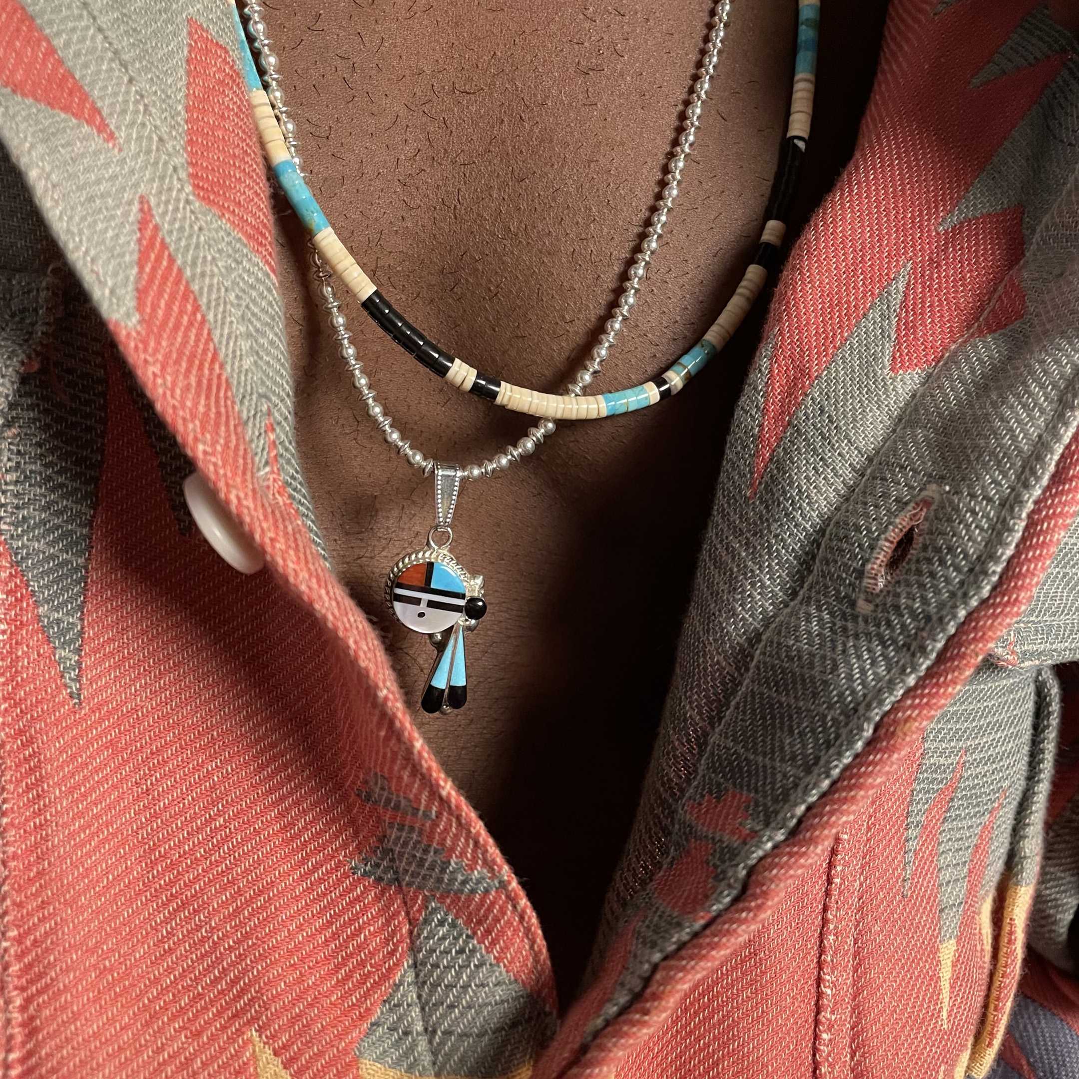 Collier Pueblo COP10 en perles Heishi de turquoise, coquillage melo melo et jais.
