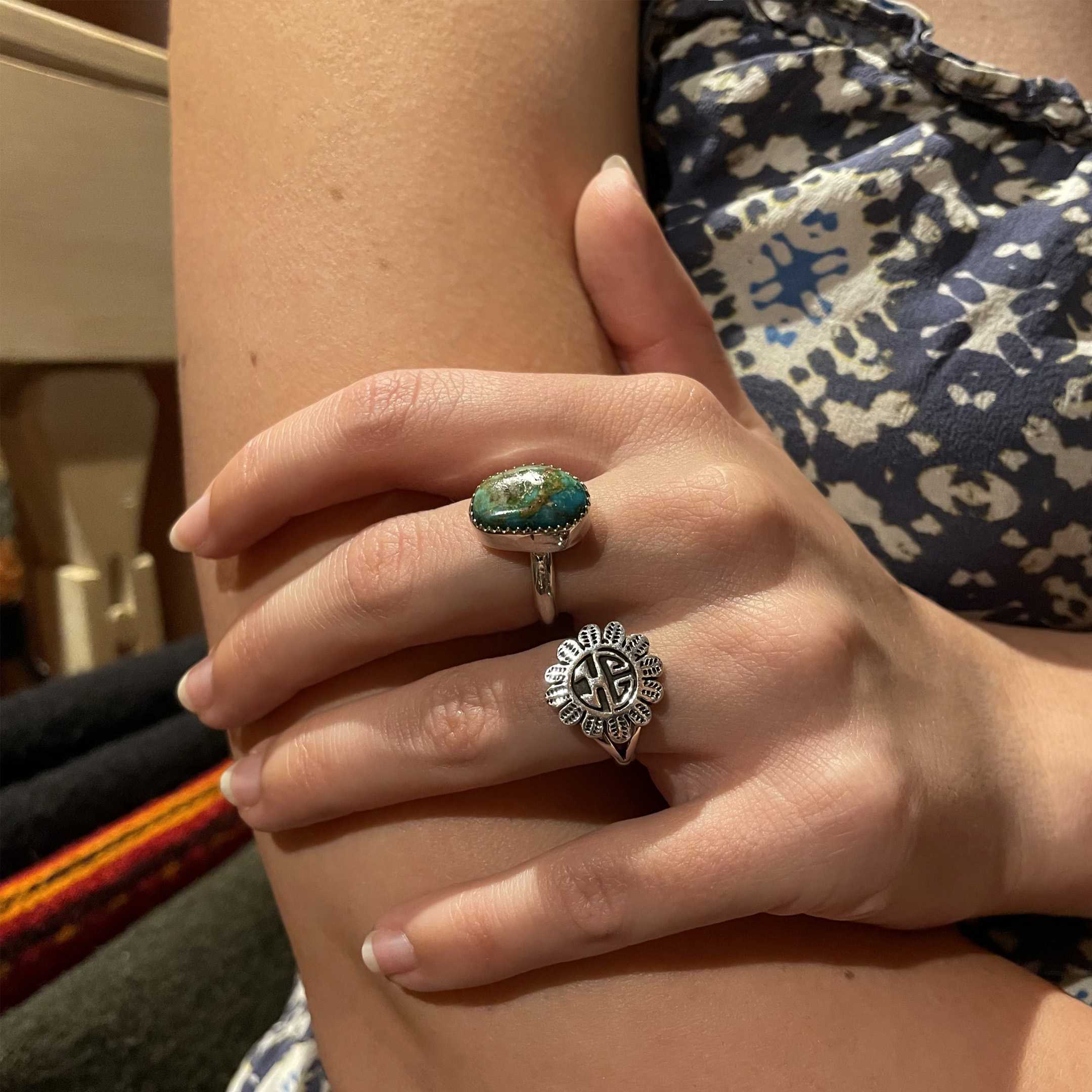 Bague Navajo HARPO en argent massif ciselée à la main d'un Sunface