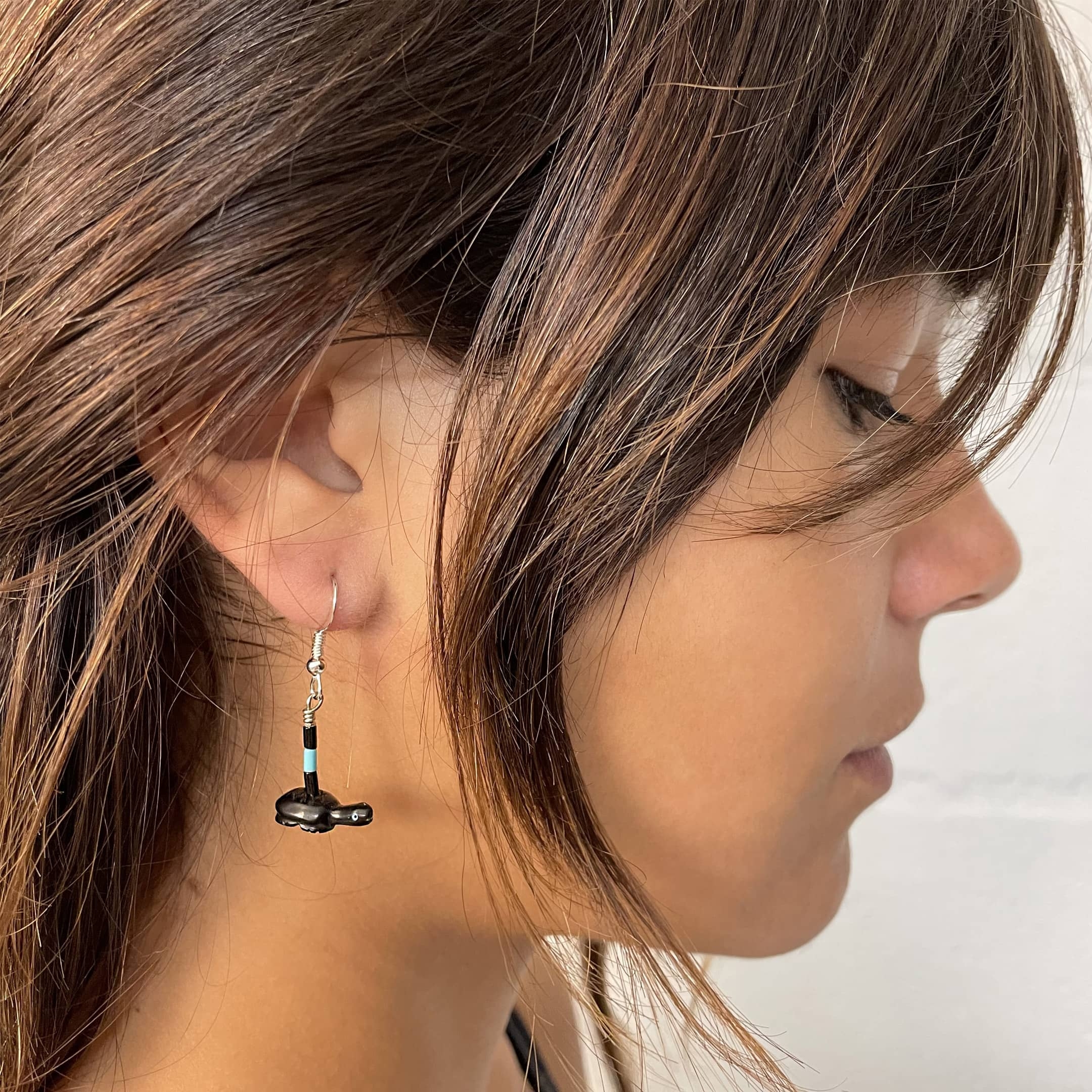 Boucles d'oreilles fétiches : petites tortues en jais, BO239 - Harpo Paris