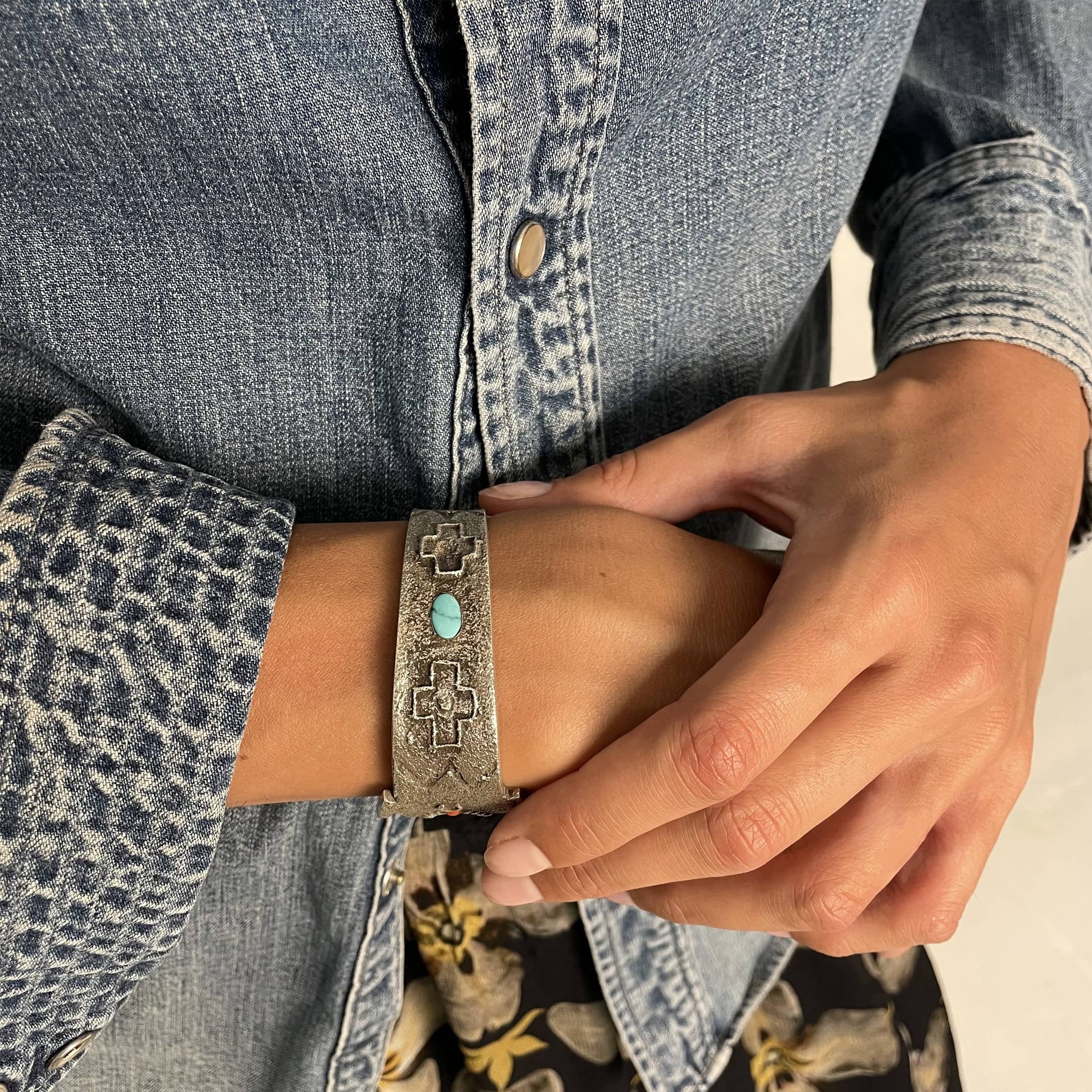 Bracelet Kachina en argent mat serti de turquoise et corail, MIS33 - Harpo Paris