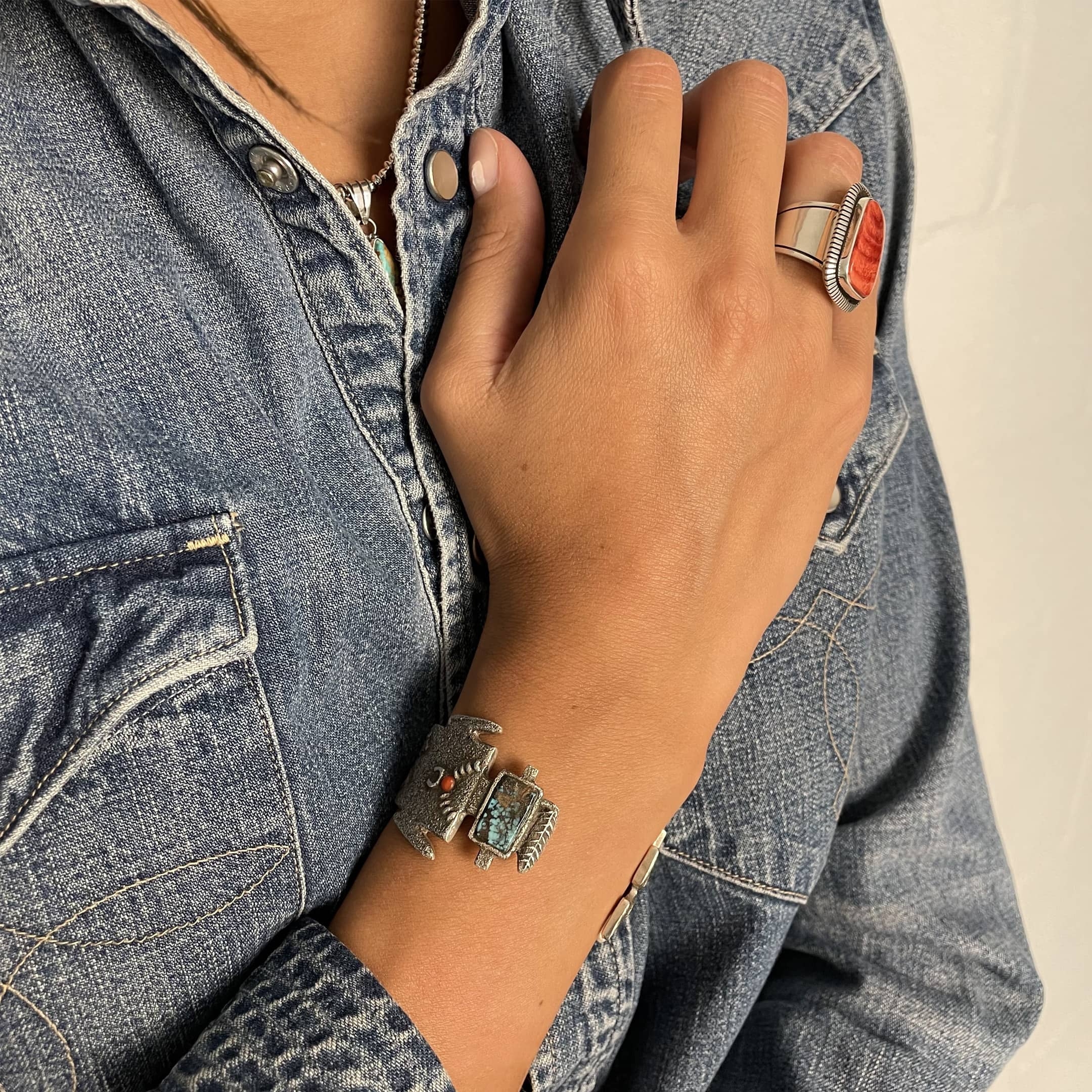 Bracelet Kachina en argent mat serti de turquoise et corail, MIS33 - Harpo Paris